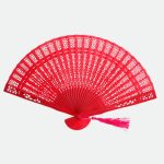 eventail rouge bois santal sculpte