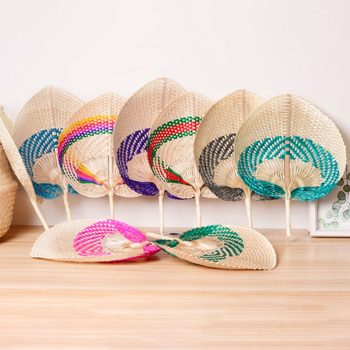 Collection d'éventails en bambou tressé colorés
