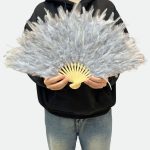 eventail plume gris argenté